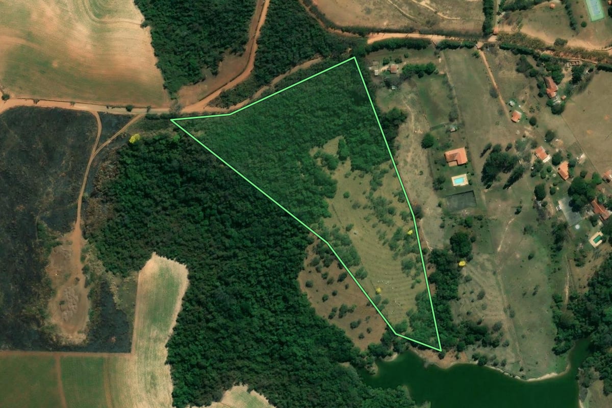 Imagem de satélite do imóvel rural em Itu (SP), com o contorno declarado no CAR desenhado por cima.