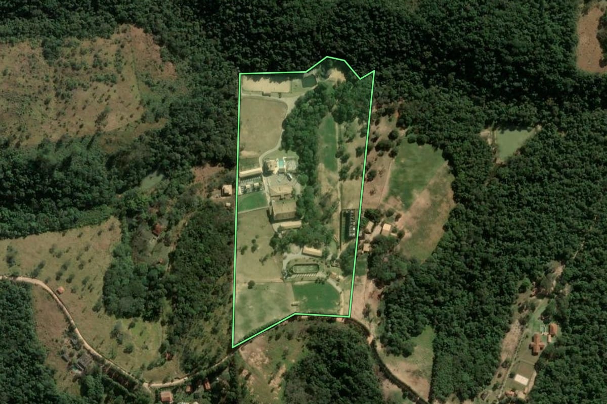 Imagem de satélite do imóvel rural em Itu (SP), com o contorno declarado no CAR desenhado por cima.