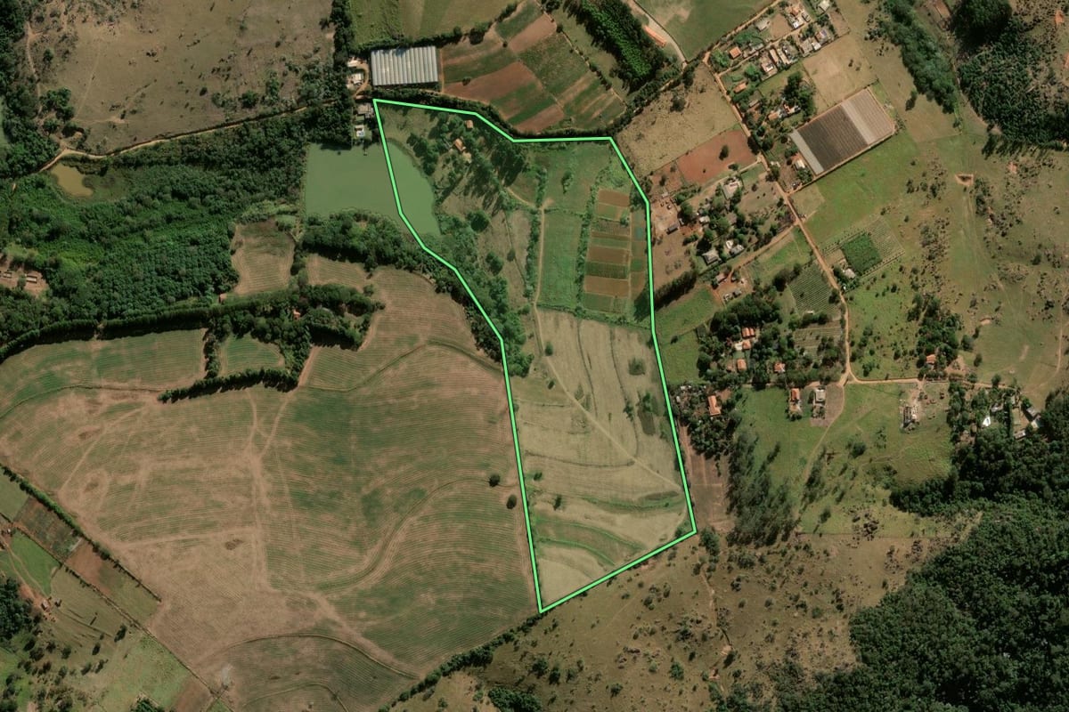 Imagem de satélite do imóvel rural em Itu (SP), com o contorno declarado no CAR desenhado por cima.