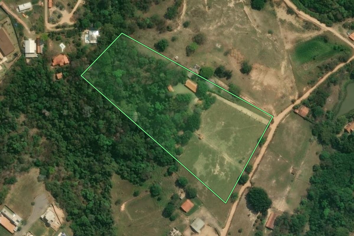 Imagem de satélite do imóvel rural em Itu (SP), com o contorno declarado no CAR desenhado por cima.