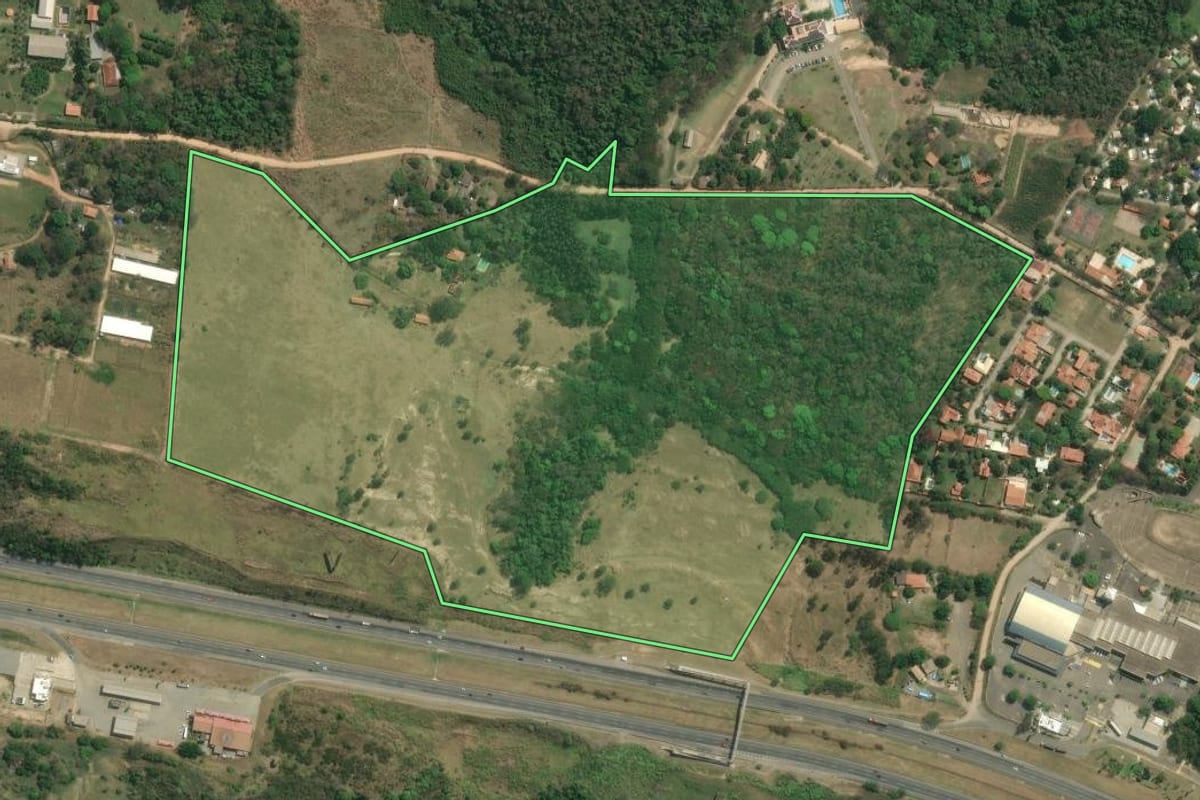 Imagem de satélite do imóvel rural em Itu (SP), com o contorno declarado no CAR desenhado por cima.