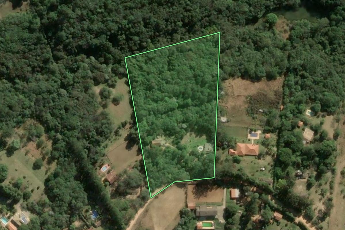 Imagem de satélite do imóvel rural em Itu (SP), com o contorno declarado no CAR desenhado por cima.
