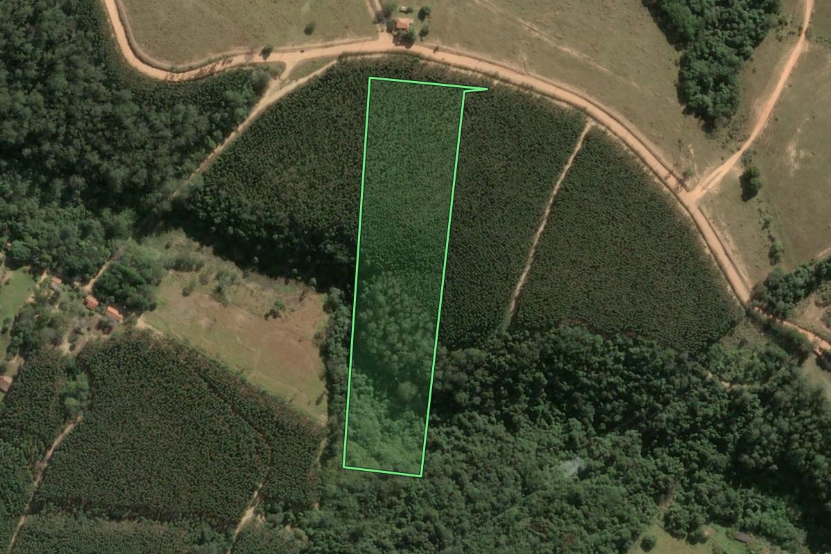 Imagem de satélite do imóvel rural em Itu (SP), com o contorno declarado no CAR desenhado por cima.