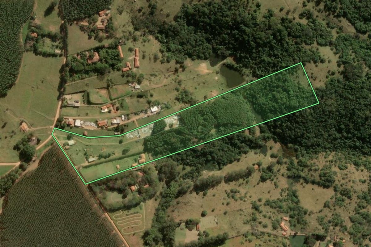 Imagem de satélite do imóvel rural em Itu (SP), com o contorno declarado no CAR desenhado por cima.