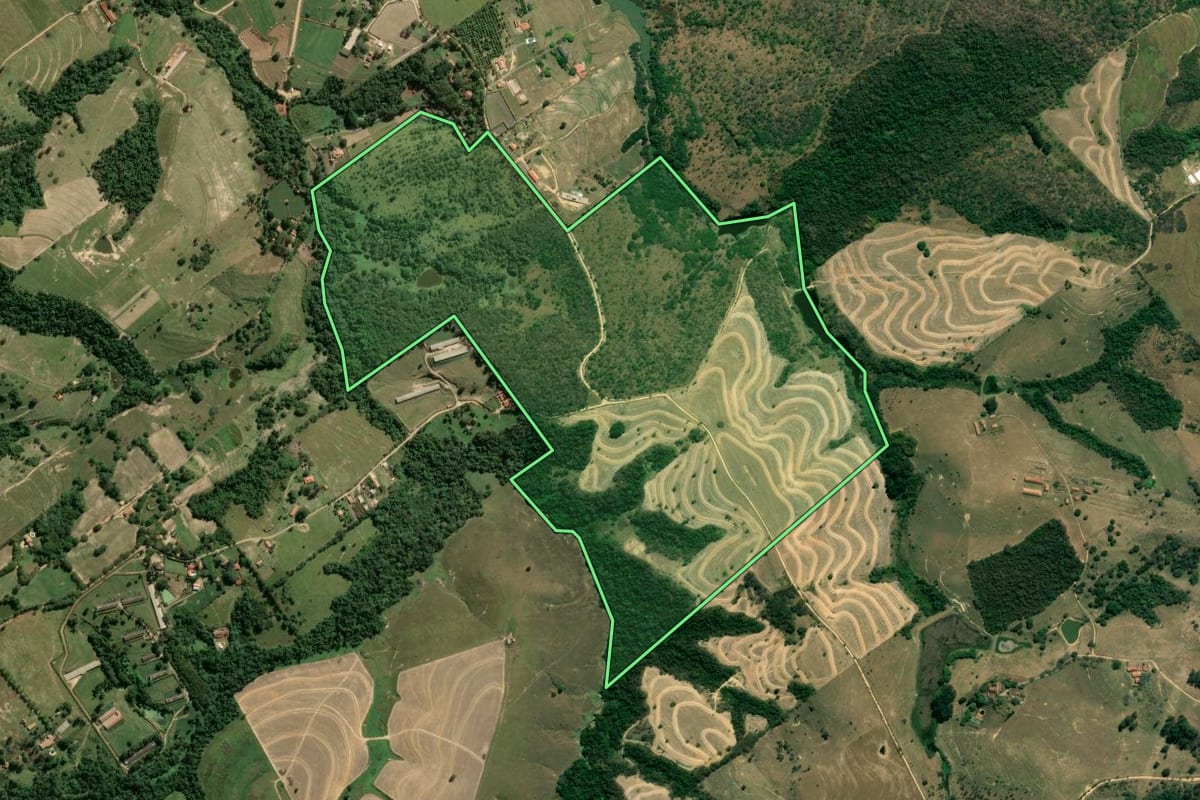 Imagem de satélite do imóvel rural em Itu (SP), com o contorno declarado no CAR desenhado por cima.