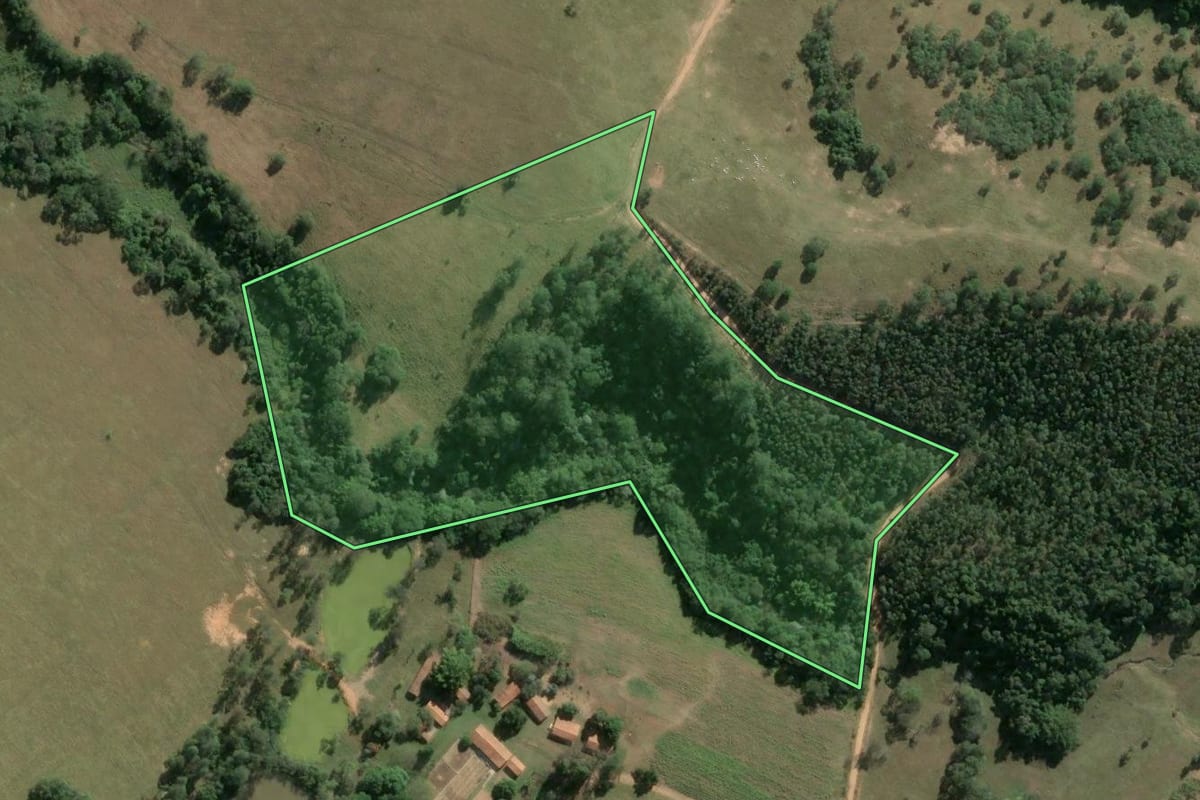 Imagem de satélite do imóvel rural em Itu (SP), com o contorno declarado no CAR desenhado por cima.
