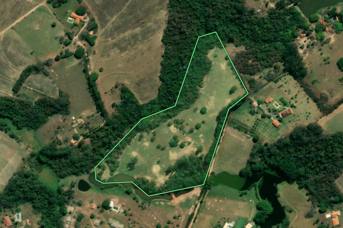 Imagem de satélite do imóvel rural em Itu (SP), com o contorno declarado no CAR desenhado por cima.