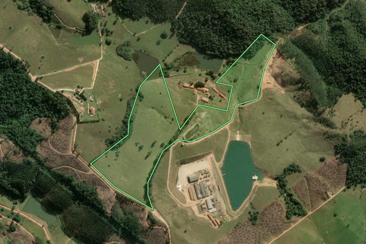 Imagem de satélite do imóvel rural em Itu (SP), com o contorno declarado no CAR desenhado por cima.