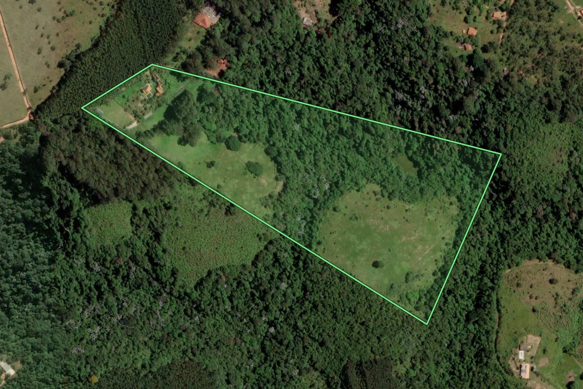 Imagem de satélite do imóvel rural em Itu (SP), com o contorno declarado no CAR desenhado por cima.