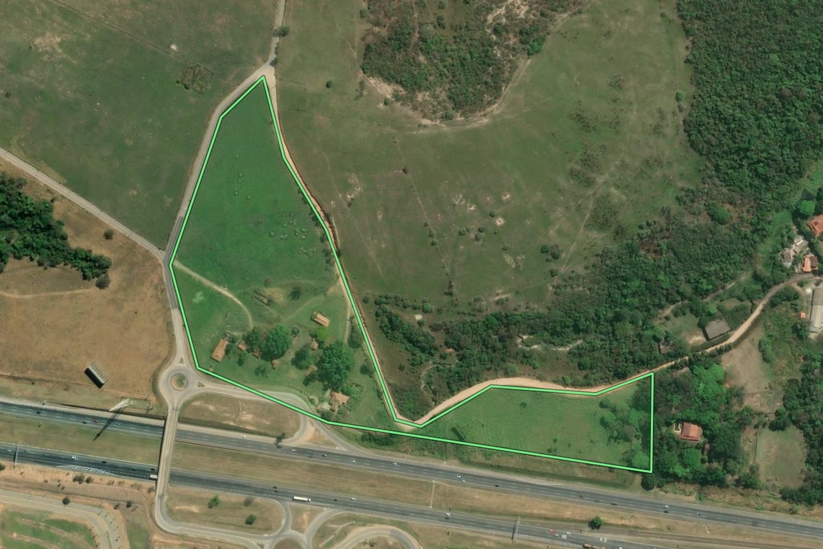 Imagem de satélite do imóvel rural em Itu (SP), com o contorno declarado no CAR desenhado por cima.