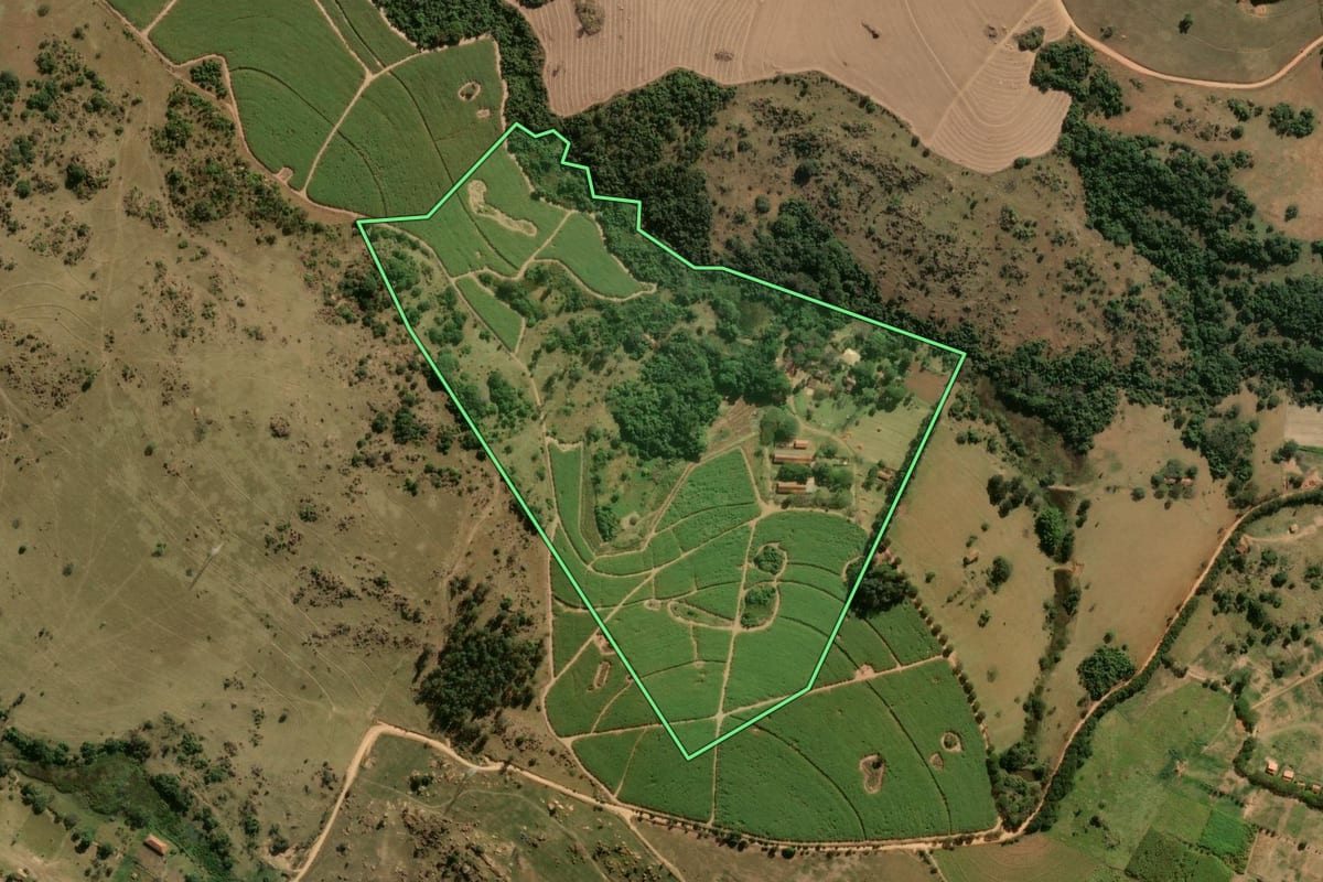 Imagem de satélite do imóvel rural em Itu (SP), com o contorno declarado no CAR desenhado por cima.