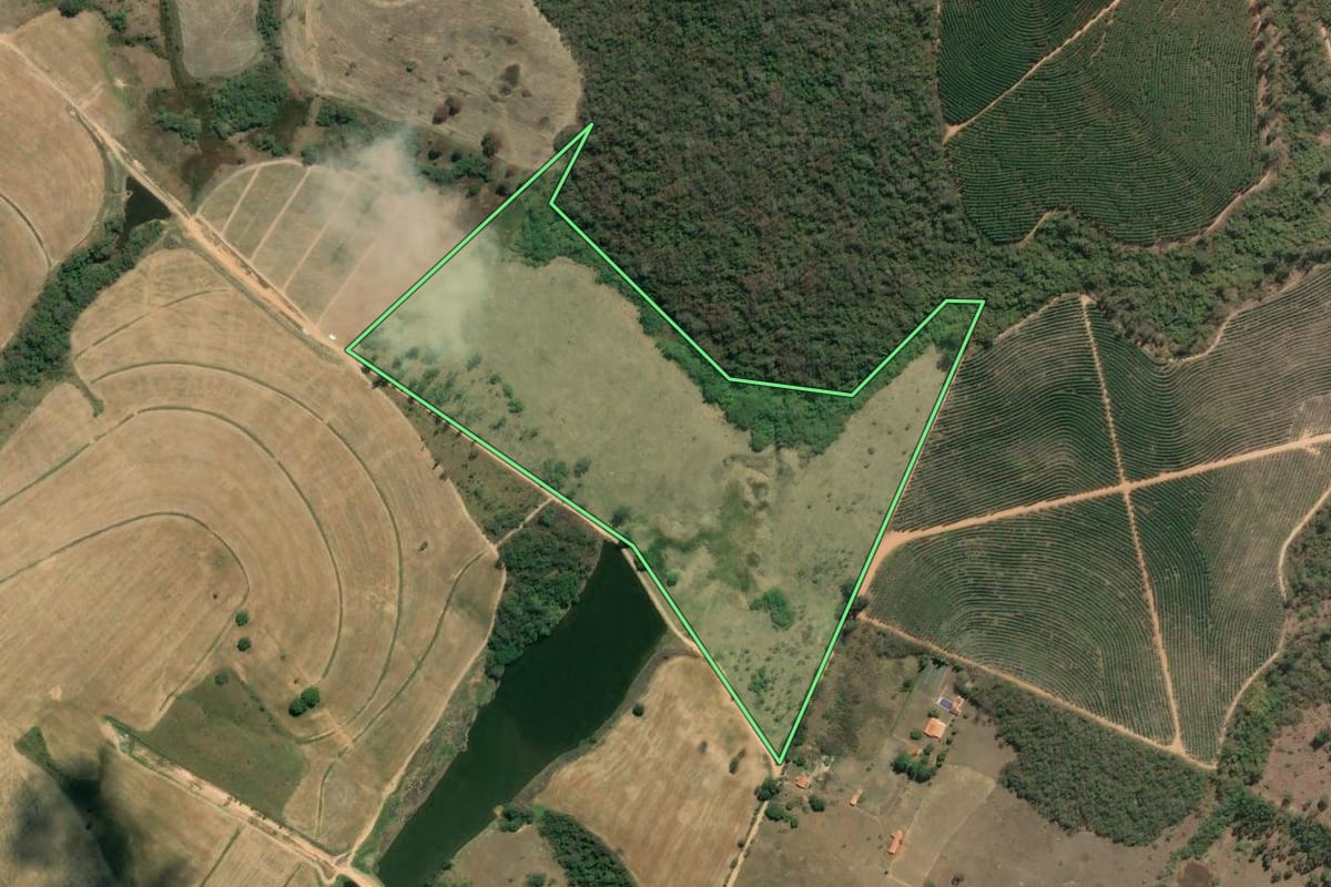 Imagem de satélite do imóvel rural em Itu (SP), com o contorno declarado no CAR desenhado por cima.