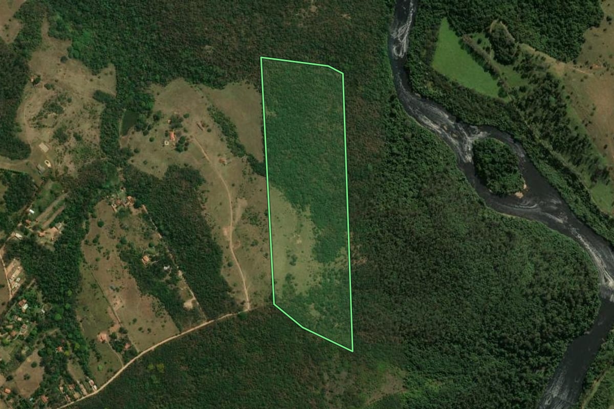 Imagem de satélite do imóvel rural em Itu (SP), com o contorno declarado no CAR desenhado por cima.