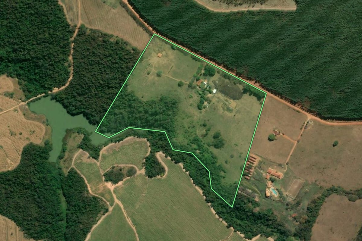 Imagem de satélite do imóvel rural em Itu (SP), com o contorno declarado no CAR desenhado por cima.