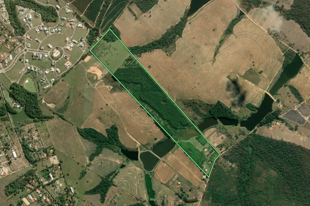 Imagem de satélite do imóvel rural em Itu (SP), com o contorno declarado no CAR desenhado por cima.