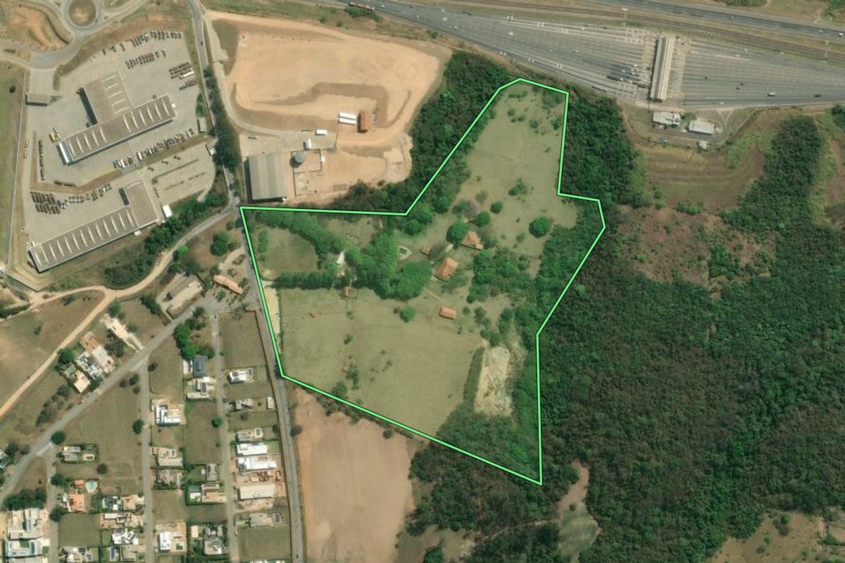Imagem de satélite do imóvel rural em Itu (SP), com o contorno declarado no CAR desenhado por cima.