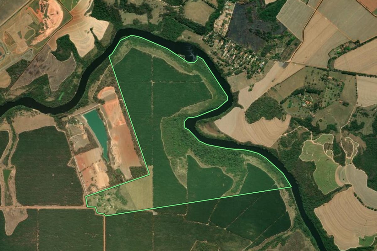 Imagem de satélite do imóvel rural em Itu (SP), com o contorno declarado no CAR desenhado por cima.