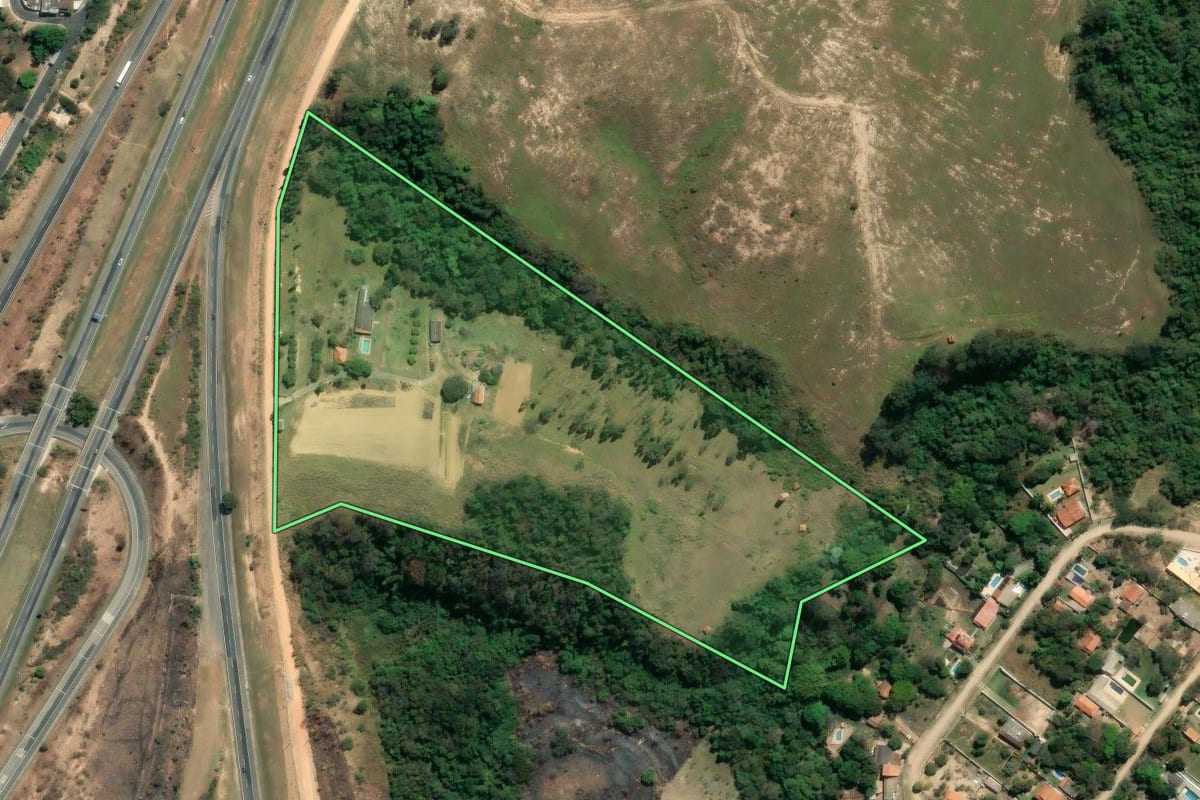 Imagem de satélite do imóvel rural em Itu (SP), com o contorno declarado no CAR desenhado por cima.