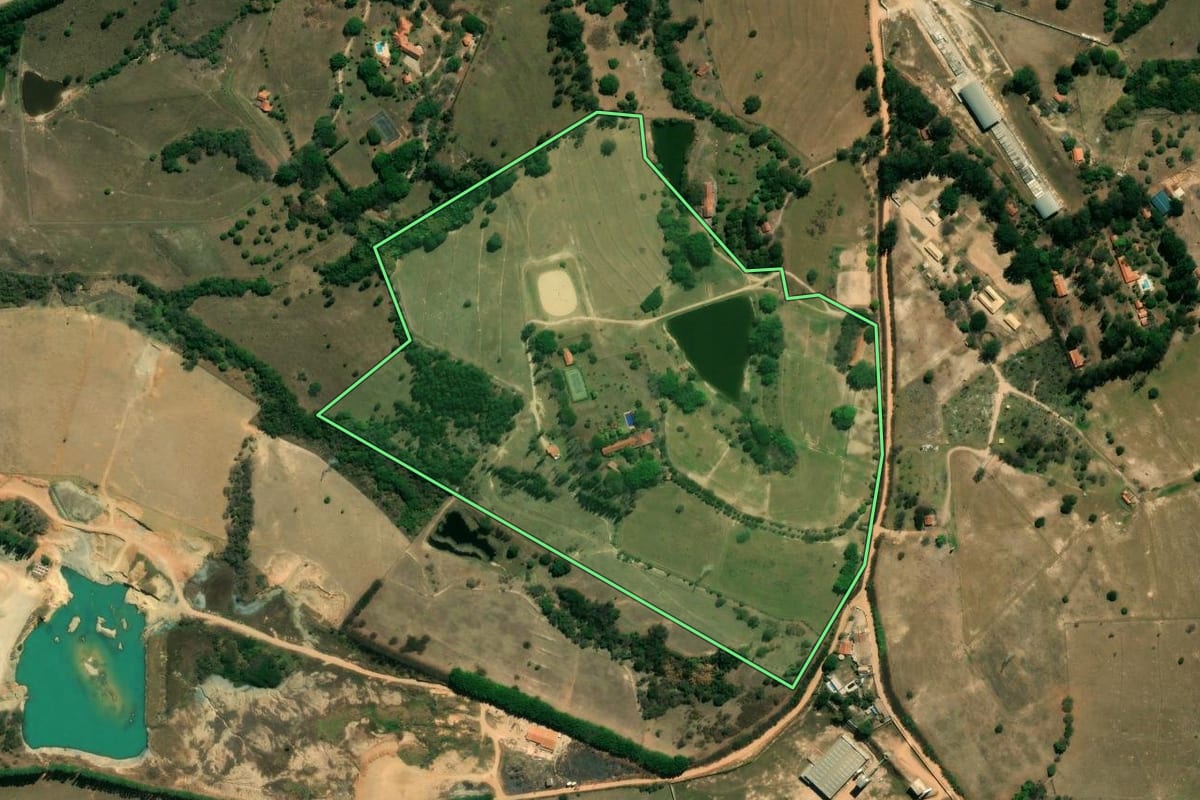 Imagem de satélite do imóvel rural em Itu (SP), com o contorno declarado no CAR desenhado por cima.