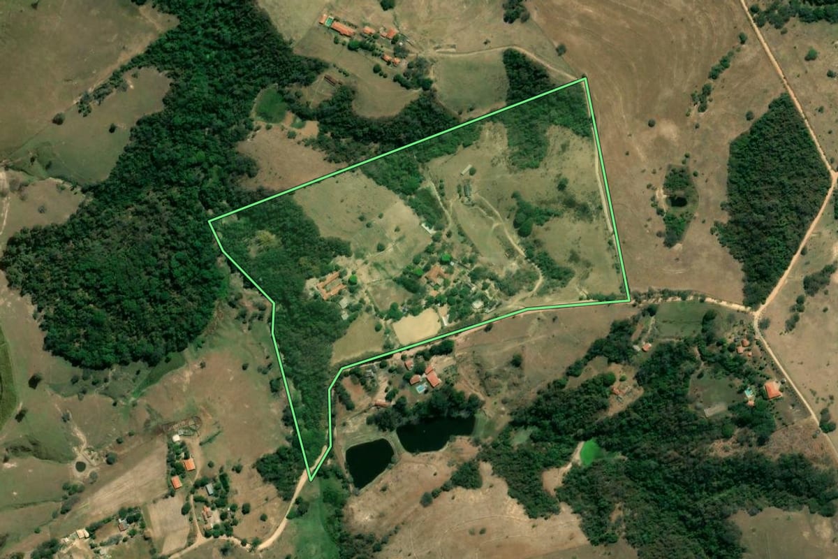 Imagem de satélite do imóvel rural em Itu (SP), com o contorno declarado no CAR desenhado por cima.