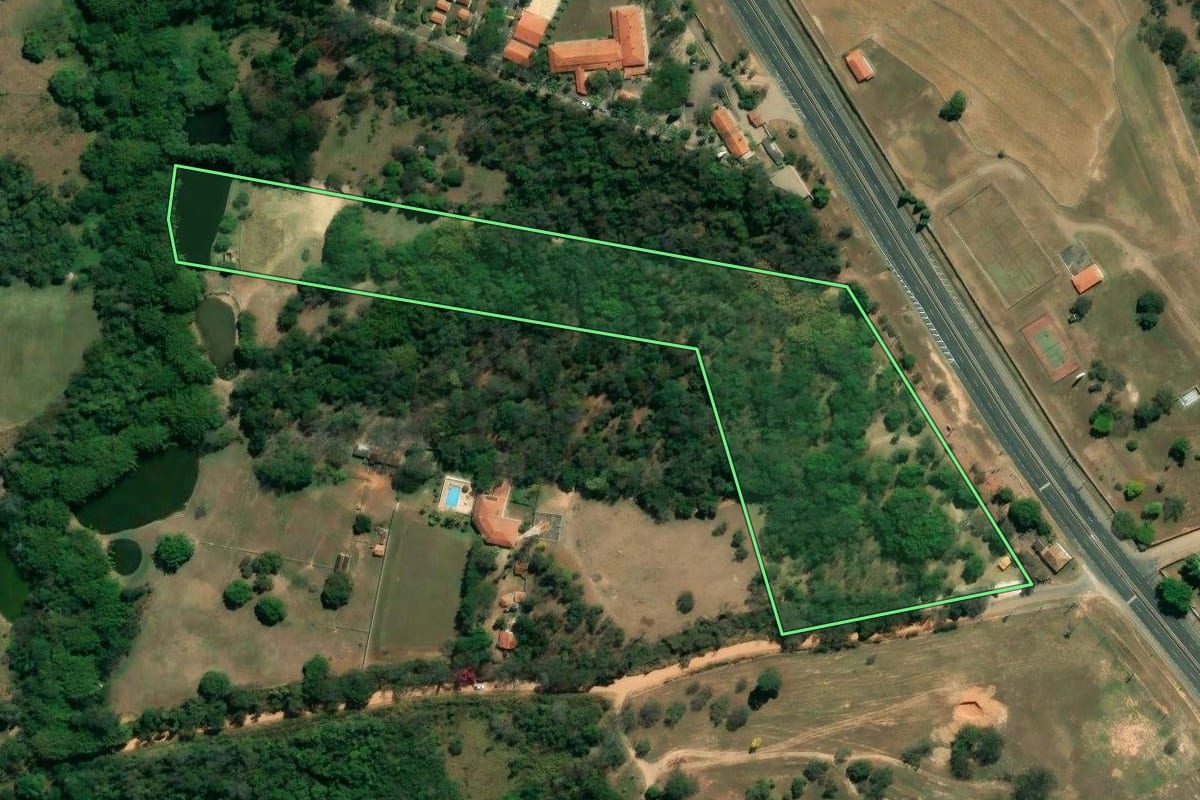Imagem de satélite do imóvel rural em Itu (SP), com o contorno declarado no CAR desenhado por cima.