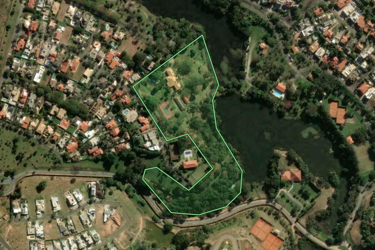 Imagem de satélite do imóvel rural em Itu (SP), com o contorno declarado no CAR desenhado por cima.
