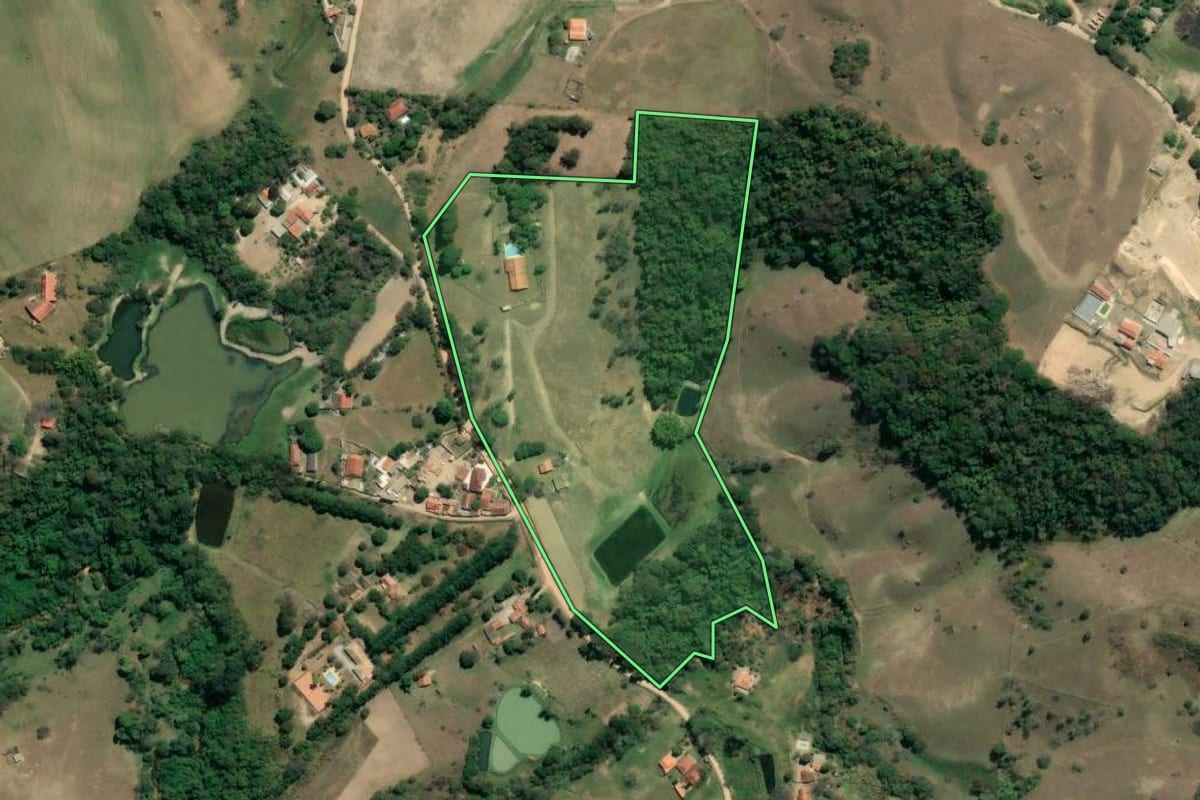 Imagem de satélite do imóvel rural em Itu (SP), com o contorno declarado no CAR desenhado por cima.