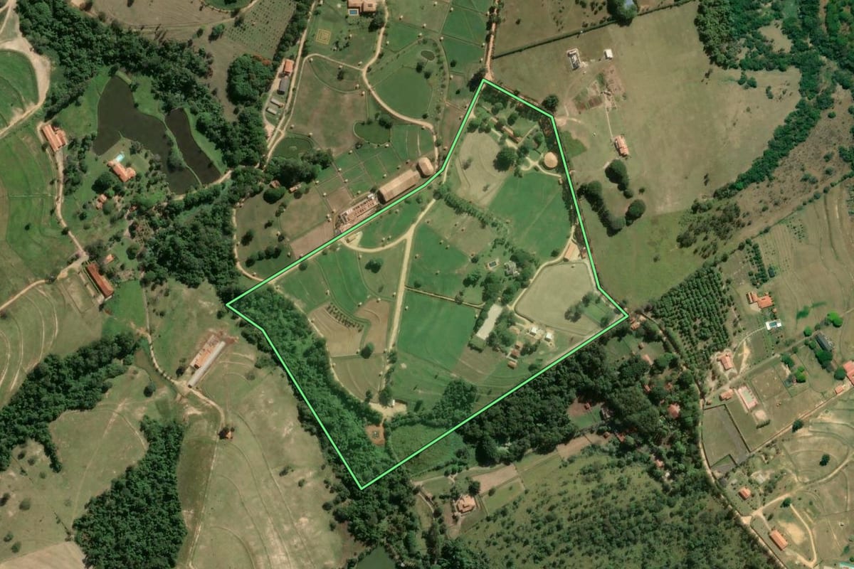 Imagem de satélite do imóvel rural em Itu (SP), com o contorno declarado no CAR desenhado por cima.