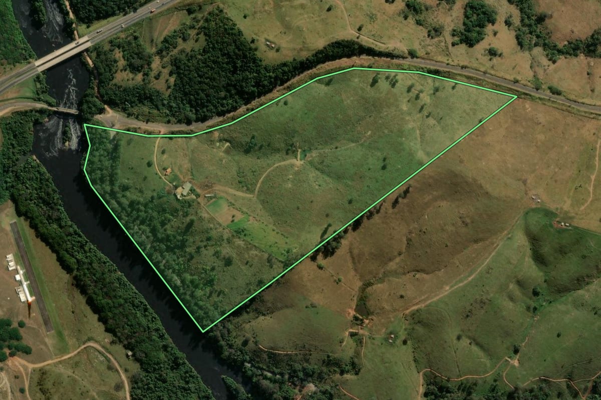 Imagem de satélite do imóvel rural em Itu (SP), com o contorno declarado no CAR desenhado por cima.