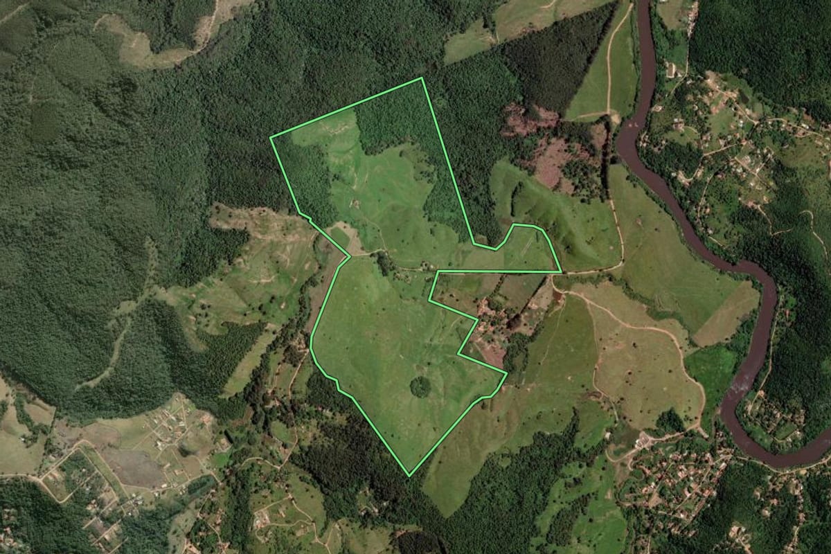 Imagem de satélite do imóvel rural em Itu (SP), com o contorno declarado no CAR desenhado por cima.