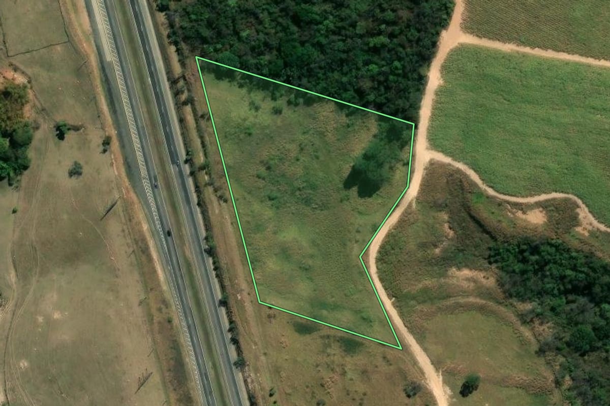 Imagem de satélite do imóvel rural em Itu (SP), com o contorno declarado no CAR desenhado por cima.