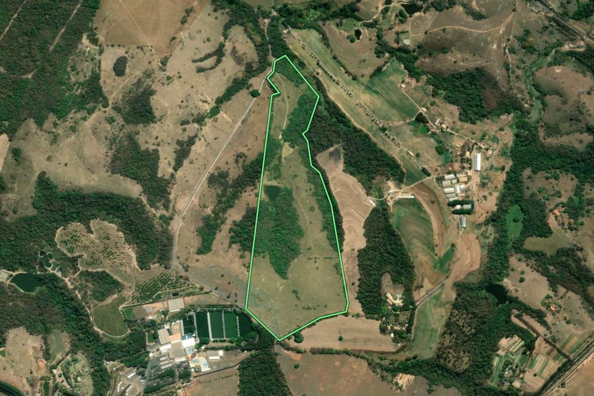Imagem de satélite do imóvel rural em Itu (SP), com o contorno declarado no CAR desenhado por cima.