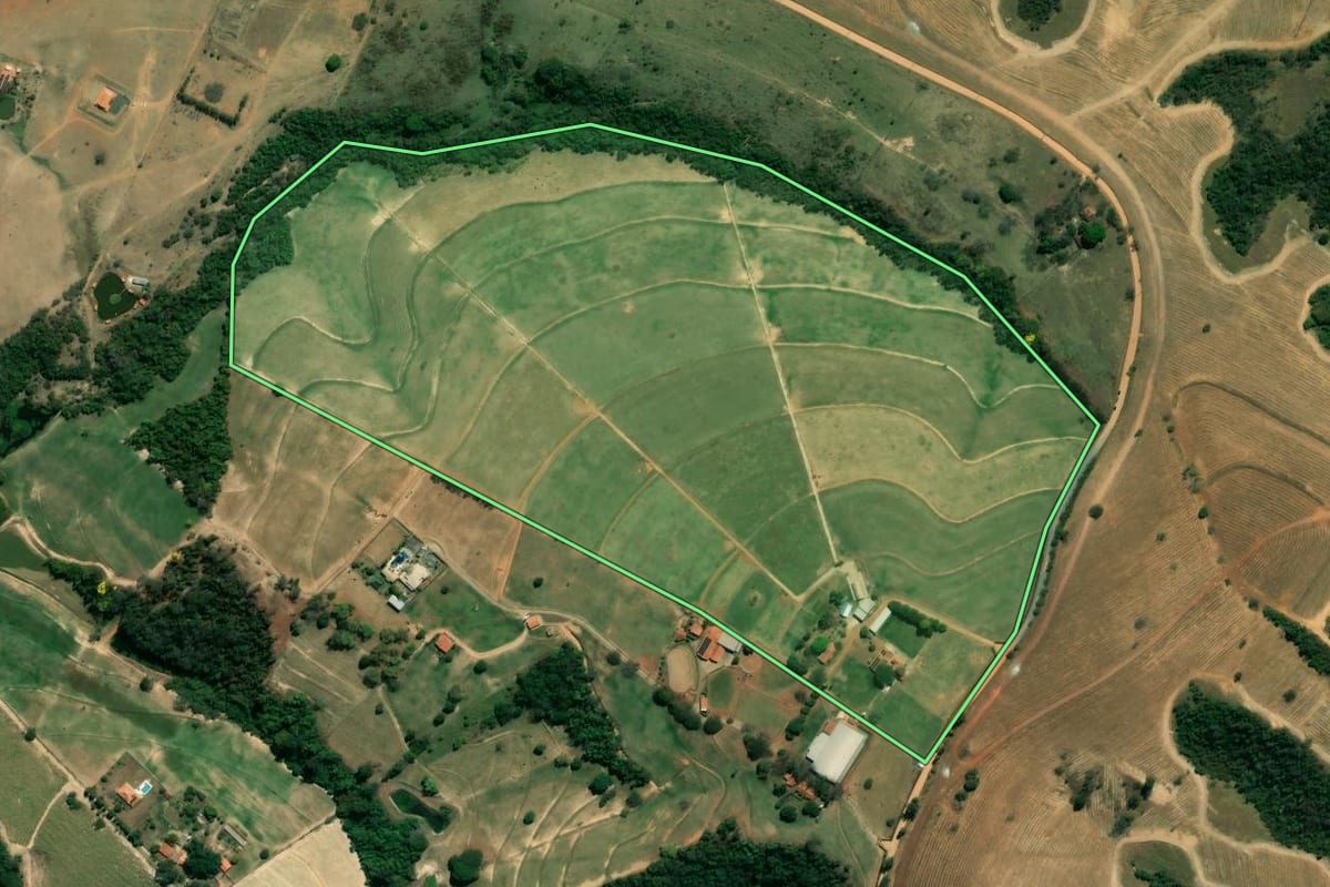Imagem de satélite do imóvel rural em Itu (SP), com o contorno declarado no CAR desenhado por cima.