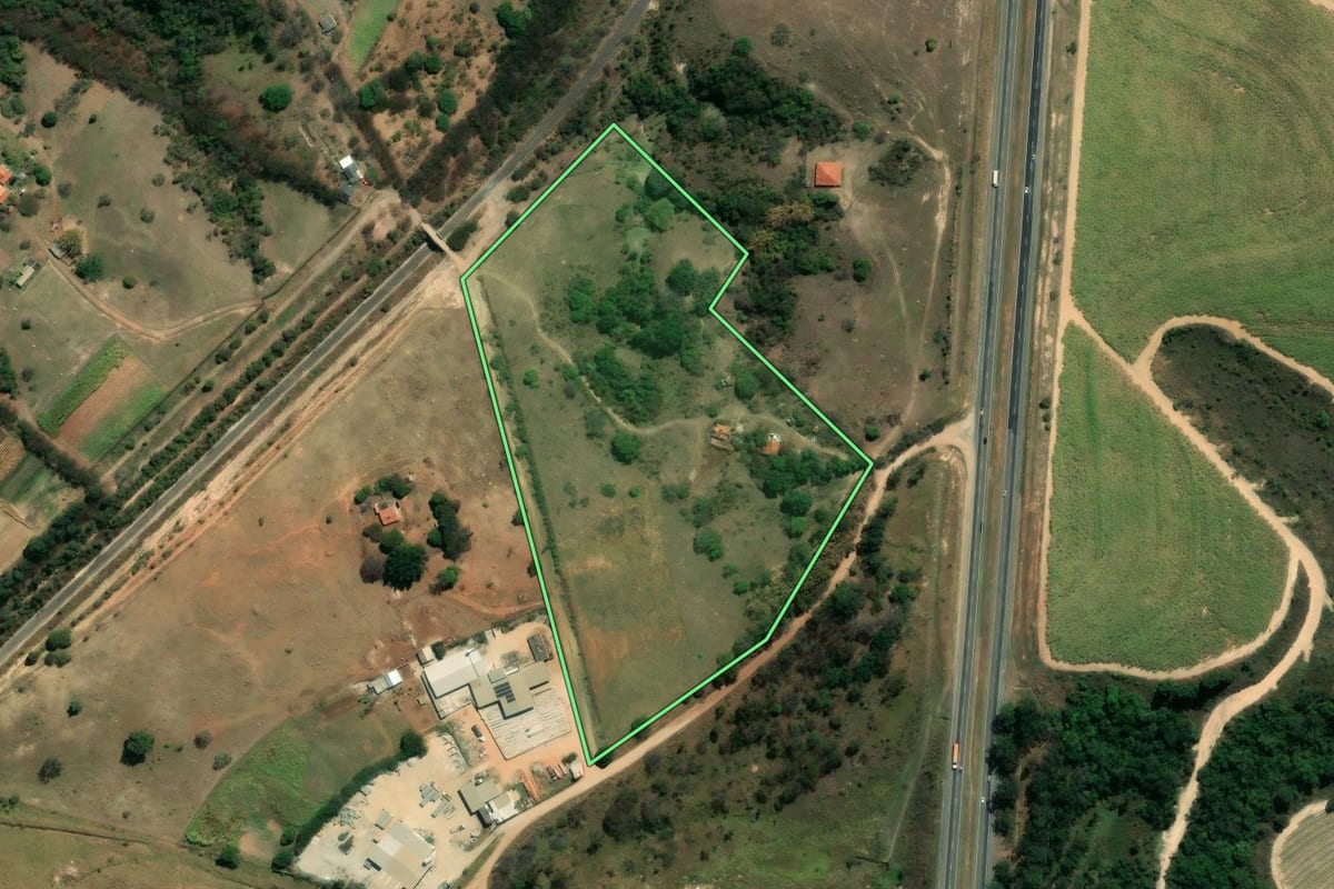 Imagem de satélite do imóvel rural em Itu (SP), com o contorno declarado no CAR desenhado por cima.