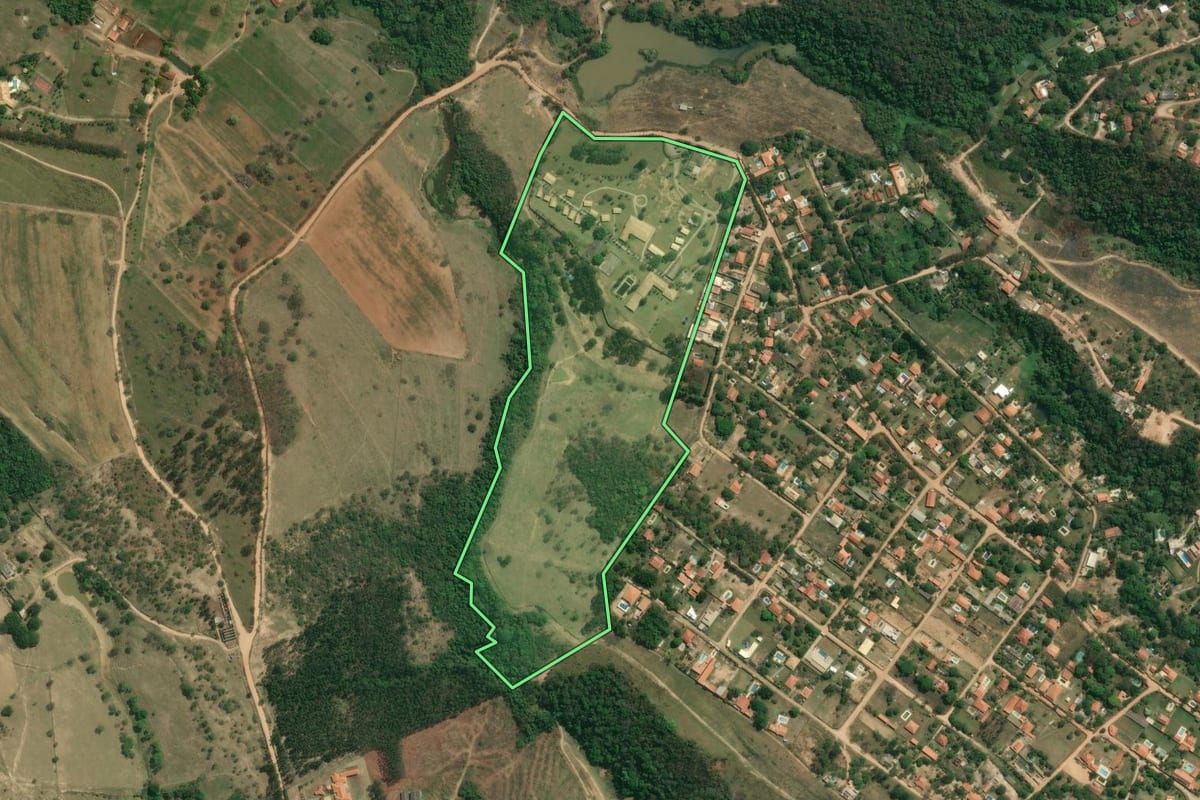 Imagem de satélite do imóvel rural em Itu (SP), com o contorno declarado no CAR desenhado por cima.