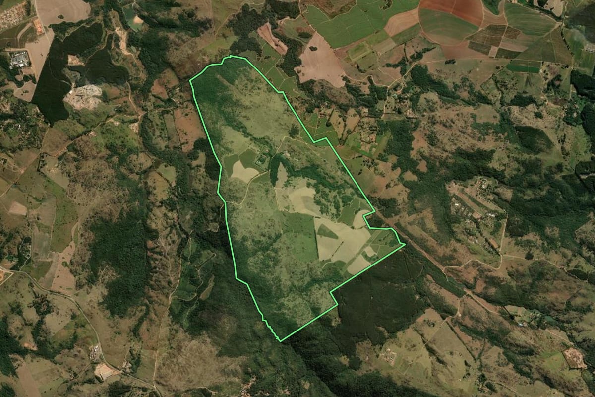 Imagem de satélite do imóvel rural em Itu (SP), com o contorno declarado no CAR desenhado por cima.