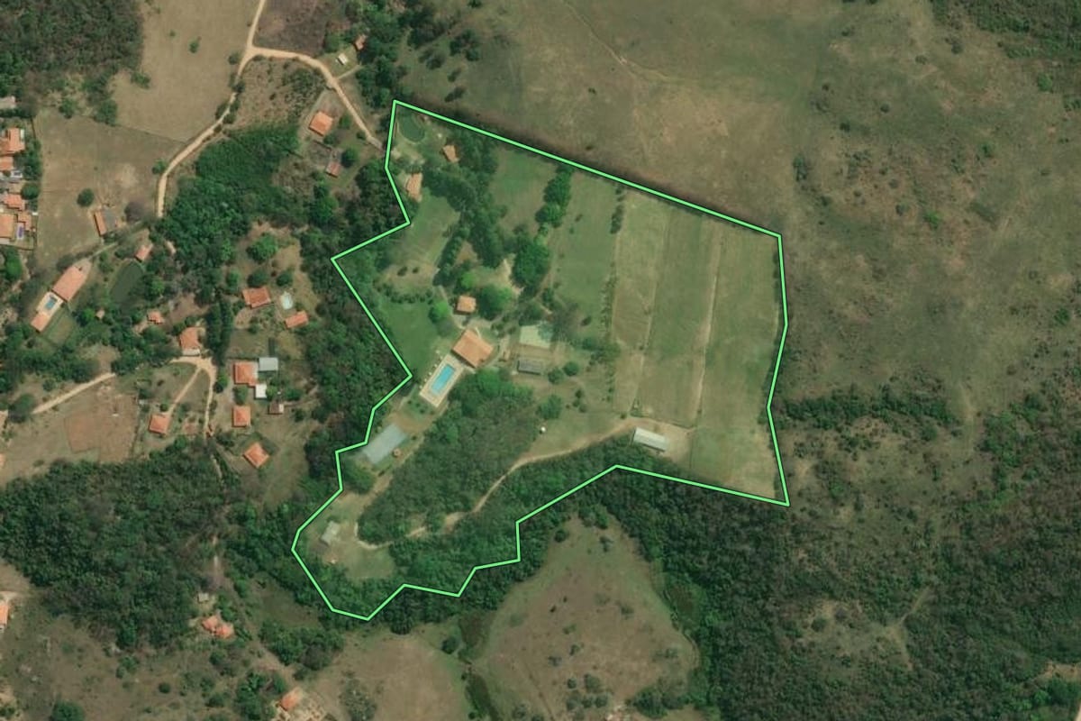 Imagem de satélite do imóvel rural em Itu (SP), com o contorno declarado no CAR desenhado por cima.