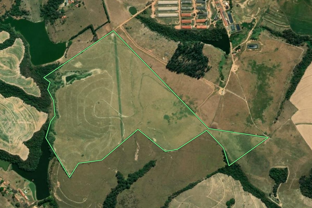 Imagem de satélite do imóvel rural em Itu (SP), com o contorno declarado no CAR desenhado por cima.