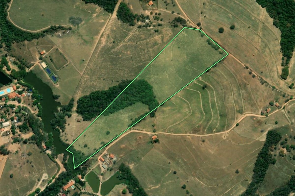 Imagem de satélite do imóvel rural em Itu (SP), com o contorno declarado no CAR desenhado por cima.