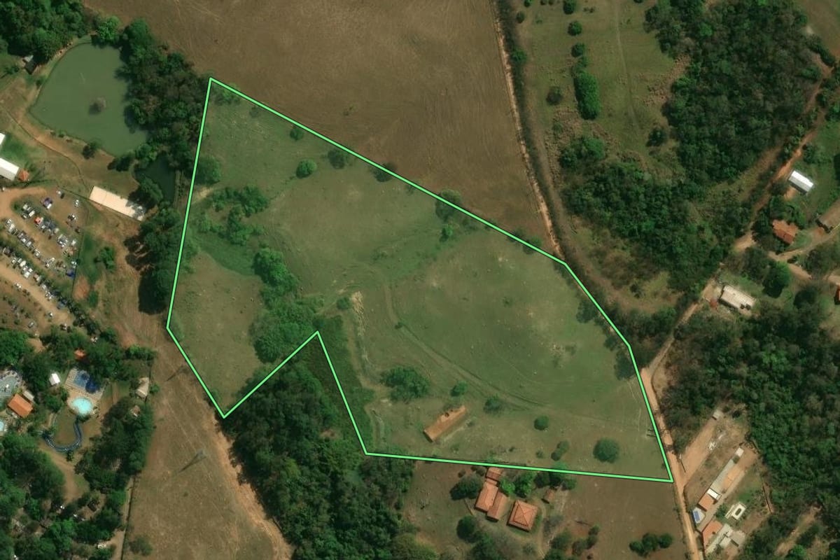 Imagem de satélite do imóvel rural em Itu (SP), com o contorno declarado no CAR desenhado por cima.