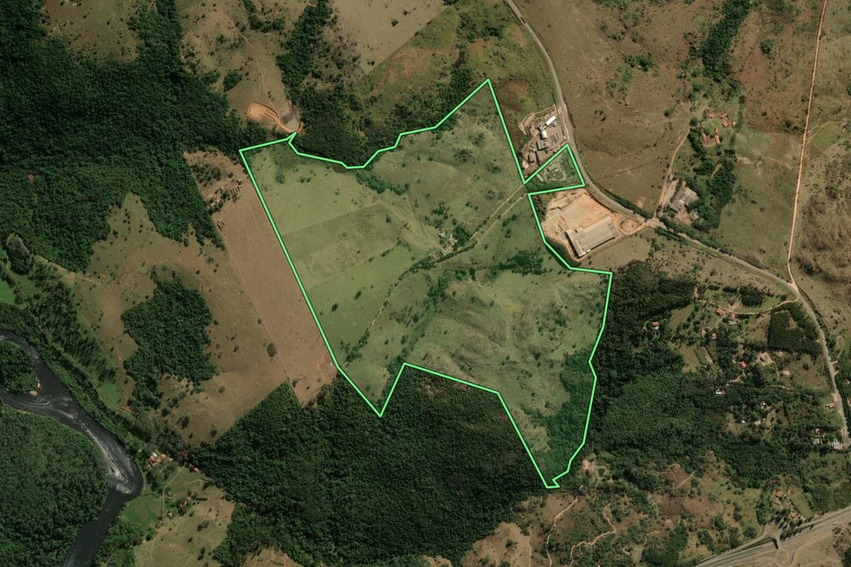 Imagem de satélite do imóvel rural em Itu (SP), com o contorno declarado no CAR desenhado por cima.