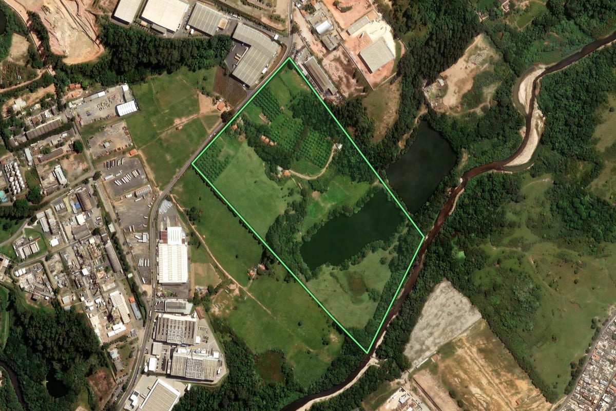 Imagem de satélite do imóvel rural em Itupeva (SP), com o contorno declarado no CAR desenhado por cima.