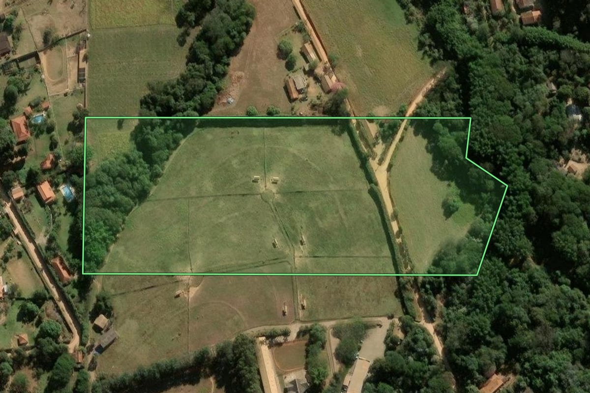 Imagem de satélite do imóvel rural em Itupeva (SP), com o contorno declarado no CAR desenhado por cima.