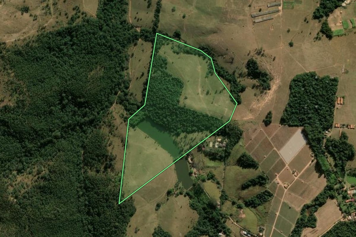 Imagem de satélite do imóvel rural em Itupeva (SP), com o contorno declarado no CAR desenhado por cima.