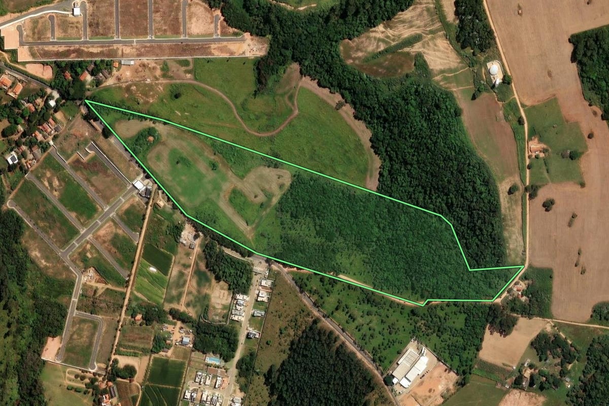 Imagem de satélite do imóvel rural em Itupeva (SP), com o contorno declarado no CAR desenhado por cima.