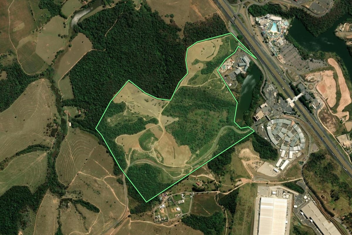 Imagem de satélite do imóvel rural em Itupeva (SP), com o contorno declarado no CAR desenhado por cima.