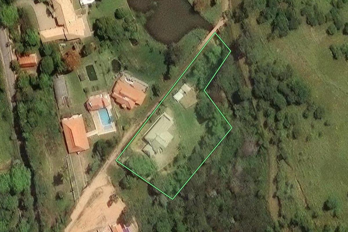 Imagem de satélite do imóvel rural em Itupeva (SP), com o contorno declarado no CAR desenhado por cima.