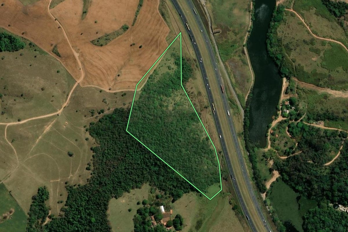 Imagem de satélite do imóvel rural em Itupeva (SP), com o contorno declarado no CAR desenhado por cima.