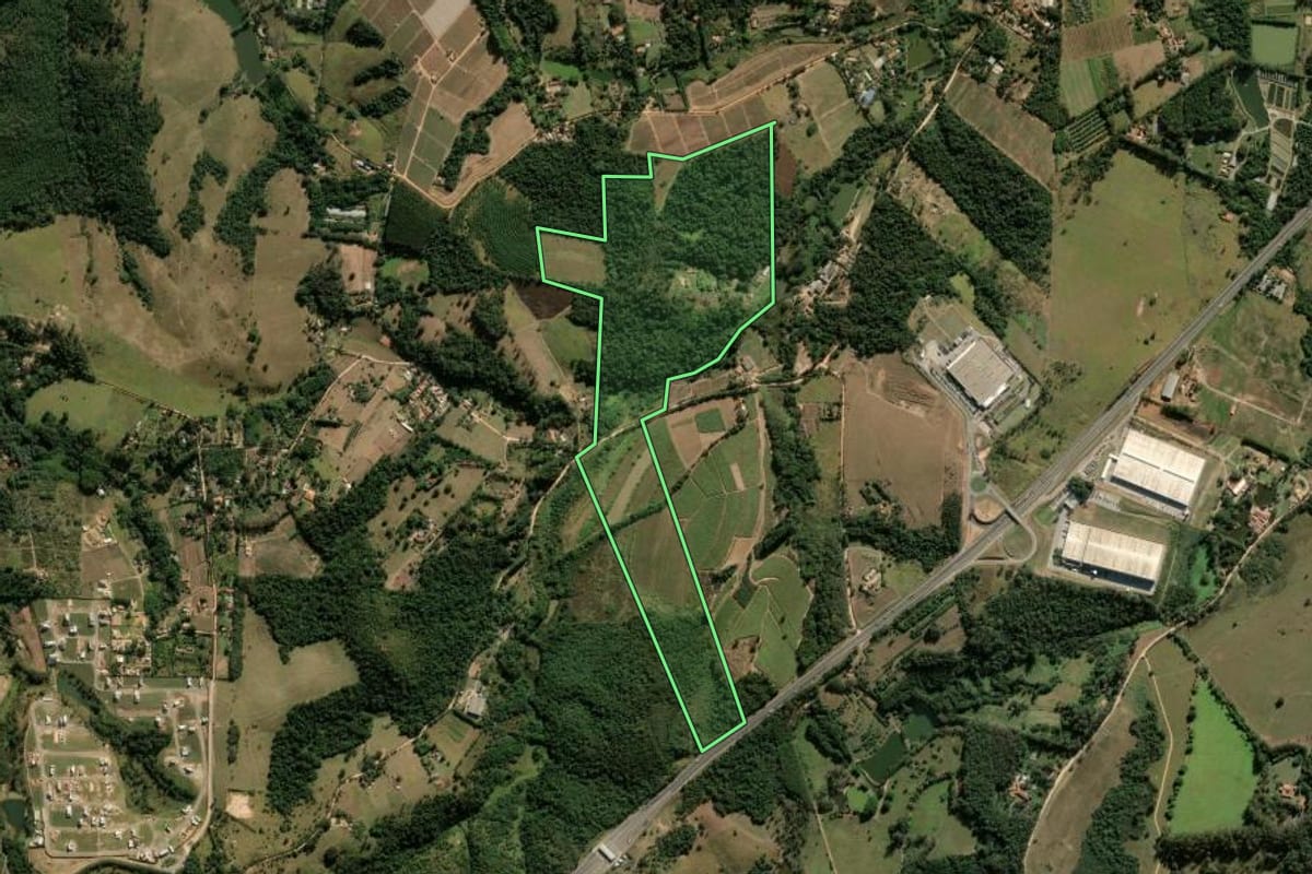 Imagem de satélite do imóvel rural em Itupeva (SP), com o contorno declarado no CAR desenhado por cima.