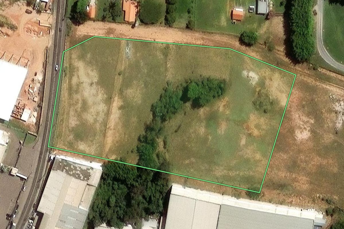 Imagem de satélite do imóvel rural em Itupeva (SP), com o contorno declarado no CAR desenhado por cima.